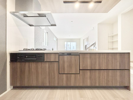 �L�b�`���@�����`Kitchen�`�@��b���e�ރ��r���O�A�������������Ȃ�L�b�`���B�Ƃ́A�������������ł͂Ȃ��A��炵��������A���K�ɂ���ꏊ�B�Ί�̖����A���炬�̓��X�̂��߂ɁA�ŐV�̐ݔ��E�d�l���̗p�B