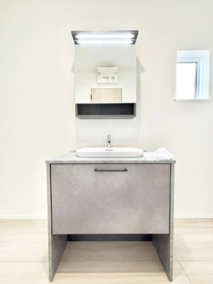 ���ʑ�E���ʏ��@�����`Dressing Room�`�@���邭����������p�E�_�[���[���B�����g���ꏊ�����炱���A���K�ȋ�ԂƂȂ��Ă���܂��B���邢���ʏ��͖����̐g�x�x���y�����ł����Ⴂ�����ł��B