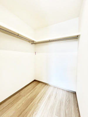 ���̑��@�������R�������`Walk-in Closet�`�@��������̗m���������Ă��V���ɂȂ�ɂ����E�H�[�N�C���N���[�[�b�g�B�m���ȊO�ɂ��A���i�g��Ȃ��Ɠd��X�[�c�P�[�X�A�X�g�b�N�i�Ȃǉ��ł��Еt����������Ԃł��B