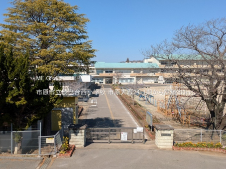 ���ӊ��@���w�Z 960m �s���s���C���䐼���w�Z