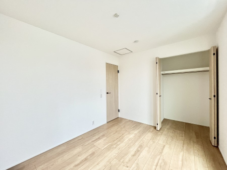 �q�������@�����`Bed Room�`�@�q�������͂��q�l�ɂƂ��đ�Ϗd�Ȗ���������܂��B�q����l�ŉ߂�����Ԃ�^���邱�ƂŁA�h���׋����Ԃ����R�Ƒ����܂����畔���̕Еt����|���Ȃǂ��������ƂɌq����܂��B