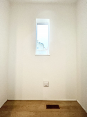 ���[�@�����`Pantry�`�@�L�b�`�����Ɏ��[�X�y�[�X��ݒu���܂����I�H�i���X�g�b�N�ł���֗��ȏꏊ�ł��B�L�b�`���͉Ƃ̒��ł����������ꏊ�B��펞�ɔ����Ă̔��H����~�X�y�[�X�Ƃ��Ă��g����̂��S�����ł��ˁB