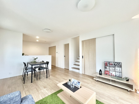 ���r���O�@�����`Living�`�@�����ɂ݂͂�Ȃ��W���A�H���Ɗy������b���n�܂�B�b�ɖ����ɂȂ肷���āA��������Y��锼�߂��ɂȂ��Ă��܂��B����ȑ��̊Ԃ̍K�������������Ă����ꏊ�ł��肽���B