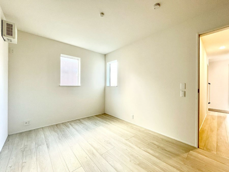 ���̑����ρ@�������P�������`Bed Room�`�@2�ʍ̌����m�ۂ������邢�����́A���ʂ����ǂ��A��ϋ��S�n�̗ǂ���ԂƂȂ��Ă���܂��B�u�₩�ȕ��������ċN���钩�́A���K�����̎n�܂�ɁI