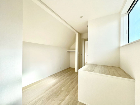 �Q���@�������P�������`Bed Room�` �S�����ɂ͎��[�N���[�[�b�g�������I���i�g���̂��m���⏬���͂������A�G�ߕ��̂��m���Ȃǂ���������Ɛ������ڂ����܂������܂��B ������Ԃ��L���g�p�ł��܂��ˁB  