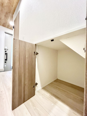 ���̑����ρ@�ݔ����P���������p�i�̃X�g�b�N�␅�Ȃǂ̔��~�Ɏg����K�i�����[�B