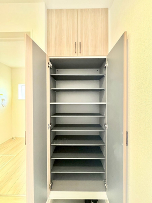 ���̑����ρ@�ݔ����P�����������Ղ���[�ł���V���[�Y�{�b�N�X�ŉƑ��S���̌C���A���ւ�������B  