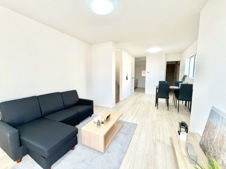 ���r���O�@�������P�������`Living�`�@�Ƒ��̉�b��Ί炪�s���������r���O�ł��B�傫�ȃ\�t�@��_�C�j���O�e�[�u���ł������H���������肭�났�����􂻂�Ȗ������������Ԃł��I