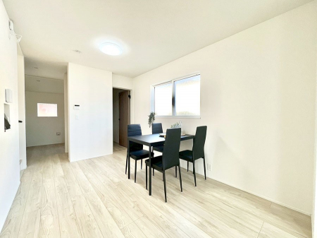 ���r���O�@�������P�������`Living�`�@�Ƒ��̐H����c���̂ق��A�q�ǂ���V�΂�����A�F�l���������肷��LDK�͏Z�܂��̒��S�B�����ԉ߂����ꏊ������A���̋�Ԃ͏Z�܂��S�̂̋��S�n�����E���܂��B  