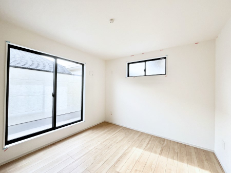 ���̑����ρ@������1�������`Bed Room�`�@2�ʍ̌����m�ۂ������邢�����́A���ʂ����ǂ��A��ϋ��S�n�̗ǂ���ԂƂȂ��Ă���܂��B�u�₩�ȕ��������ċN���钩�́A���K�����̎n�܂�ɁI���������ʕ����ƂĂ��ǂ��Z�܂���