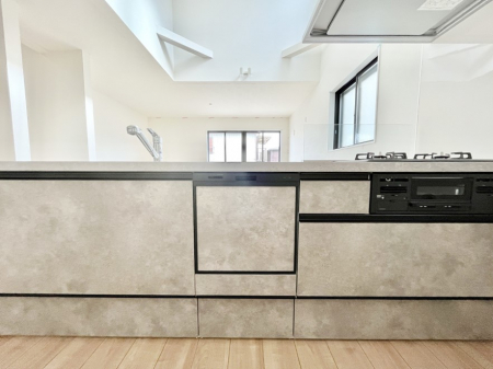 �L�b�`���@������1�������`Kitchen�`�@��b���e�ރ��r���O�A�������������Ȃ�L�b�`���B�Ƃ́A�������������ł͂Ȃ��A��炵��������A���K�ɂ���ꏊ�B�Ί�̖����A���炬�̓��X�̂��߂ɁA�ŐV�̐ݔ��E�d�l���̗p�B