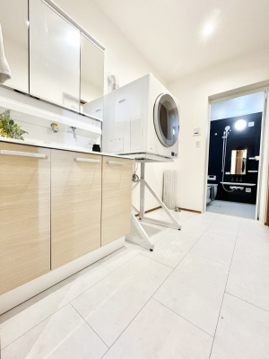 ���̑��@�����`Dressing Room�`  ����������F�����œ��ꂳ��Ă���ƁA�X�b�L���Ɛ�������ۂ������܂��B  ���̗��ɂ͂����Ղ�Ǝ��[�X�y�[�X��W�������I  �����́A�V���v�����@�\�����d�����āB