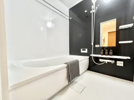 �����@�����`Bath Room�`�@�������������͋C�̗����Ŗ����Ɍ����ă��t���b�V���B���������@�\���t���Ă���̂ŗׂ̐���@�u����Ő􂢏オ�������󕨂��A�J�̓����V�C���C�ɂ������������邱�Ƃ��\�ł��B