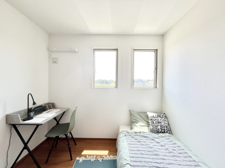 ���̑����ρ@�����`Bed Room�`�@�؂̉����肪�₳�����t���[�����O�͈��炬�������炷�v���C�x�[�g��ԁB����߂̃t���[�����O�ł��̂ŁA�ǎ��Ƃ��}�b�`���A���������X�ɍL�������Ă������ʂ��B