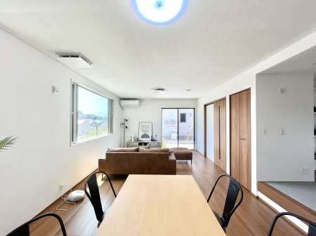 ���̑����ρ@�����`Living�`�@�Ƒ��̐H����c���̂ق��A�q�ǂ���V�΂�����A�F�l���������肷��LDK�͏Z�܂��̒��S�B�����ԉ߂����ꏊ������A���̋�Ԃ͏Z�܂��S�̂̋��S�n�����E���܂��B