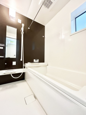 �����@�������Q�������`Bath Room�`�@���t���̃o�X���[���́A�̌������薾�邭�C�����̗ǂ���Ԃł��B�������邱�ƂŁA���C�����ǍD�B������芰����o�X���[���ŁA�����̃o�X�^�C�����y���݂ɂȂ肻���ł��B