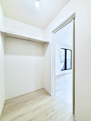 ���̑��@�����`Walk-in Closet�`�@�K�v�Ȃ��̂�R�[�f�B�l�[�g���ꗗ���Ċm�F�ł��A�g�x�x�⏀�����Z���ԂōςރE�H�[�N�C���N���[�[�b�g��ݒu���܂����B�Ƃ̒�����������Ƃ�����֗��Ȏ��[�X�y�[�X�ł��B