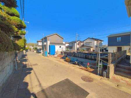 ���n�O�ώʐ^�@�`Exterior�`�@�O�ʓ��H�F�쓌 4m �����A�k�� 4m �����@��w�̈�ˌ��Ă𒆐S�Ƃ����X���݂����R�Ƒ����A���ӂ͍��������������Ă��Ȃ��̂ŁA�΂̑����ՐÂȎ����������ł��B