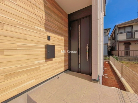 ���ց@�O�ρ`Entrance�`�@���ւ́A���q��������}�������ł���A�Ƒ����o���肷���ł�����̂Łu�������̊�v�Ƃ��Ă΂��d�v�ȏꏊ�I��������Ɩ��邭�A���ł����q�l�����o�}���ł���悤�Ȑ݌v�����܂����I