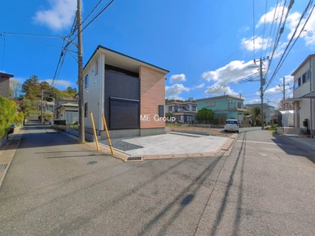 ���n�O�ώʐ^�@�`Exterior�`�@�O�ʓ��H�F�� 4m �����A�� 4m �����@��w�̈�ˌ��Ă𒆐S�Ƃ����X���݂����R�Ƒ����A���ӂ͍��������������Ă��Ȃ��̂ŁA�΂̑����ՐÂȎ����������ł��B