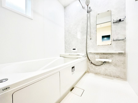 �����@�����`Bath Room�`�@�������������͋C�̗����Ŗ����Ɍ����ă��t���b�V���B���������@�\���t���Ă���̂ŗׂ̐���@�u����Ő􂢏オ�������󕨂��A�J�̓����V�C���C�ɂ������������邱�Ƃ��\�ł��B