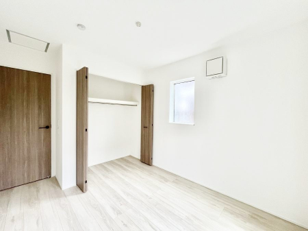 �Q���@�����`Bed Room�`  �S�����ɂ͎��[�N���[�[�b�g�������I���i�g���̂��m���⏬���͂������A�G�ߕ��̂��m���Ȃǂ���������Ɛ������ڂ����܂������܂��B  ������Ԃ��L���g�p�ł��܂��ˁB