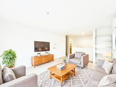 ���r���O�@�����`Living�`�@�Ƒ��̉�b��Ί炪�s���������r���O�ł��B�q���������Ă�p�����Ȃ���A�傫�ȃ\�t�@��_�C�j���O�e�[�u���ł������H���������肭�났�����􂻂�Ȗ������������Ԃł��I���Ƌ��CG�ł�