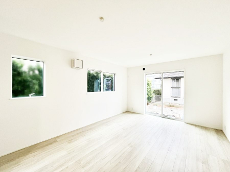 ���r���O�@�����`Living�`�@�O���̗��Ȃ��V���v���ł�������LDK�B�傫�ȑ�������������������ނ̂Ŏ��������邭�A�Ƒ��̌e���̏�Ƃ��ăs�b�^���ł��B�J�����Ɠ�������̗ǂ��𐥔񂲗����������I