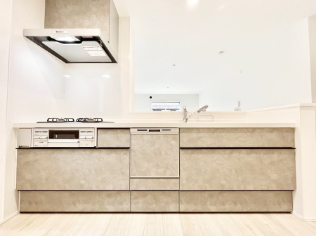 �L�b�`���@�����`Kitchen�`�@��b���e�ރ��r���O�A�������������Ȃ�L�b�`���B�Ƃ́A�������������ł͂Ȃ��A��炵��������A���K�ɂ���ꏊ�B�Ί�̖����A���炬�̓��X�̂��߂ɁA�ŐV�̐ݔ��E�d�l���̗p�B