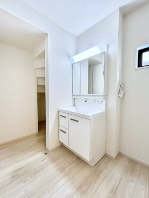 ���̑��@�����`Dressing Room�`  �\���ȑ傫���̐��ʑ�͎��[�����鎖�Ȃ���A�g�����Ȃ݃`�F�b�N�⎕�����ȂǁA���̍Q�����������Ԃł��z�e�����C�N�ȃX�y�[�X�ŗ]�T�Ƃ�Ƃ�������Ē����܂��B