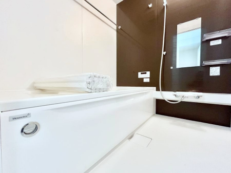 �����@�����`Bath Room�`�@�������Ƒ���L�΂��ē������邱�Ƃ��\�I����̔�������M�d�ȃo�X�^�C���ł��B���q�l�Ƃ��ꏏ�ł��\���ȍL���Ȃ̂ŁA���r���O�Ƃ͈�����Ƒ��c�R�̂ЂƎ������y���݂��������܂��B