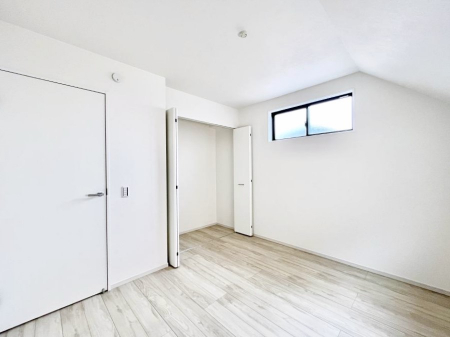 �Q���@�����`Bed Room�`  �S�����ɂ͎��[�N���[�[�b�g�������I���i�g���̂��m���⏬���͂������A�G�ߕ��̂��m���Ȃǂ���������Ɛ������ڂ����܂������܂��B  ������Ԃ��L���g�p�ł��܂��ˁB