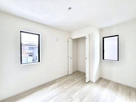 �q�������@�����`Bed Room�`�@�������������̂��ˌ��Ẵ����b�g�ł��B���Ƒ������������ƂŎ苷�Ɋ����Ă����Z�܂����ˌ��Ăł͊e�����v���C�o�V�[��ۂ��Ƃ��ł��܂��B�Z�܂��ɂ�Ƃ肪���܂�S�������b�N�X�ł��܂���