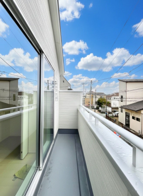 �o���R�j�[�@�������Q�������`Balcony�`�@������̃o���R�j�[�̑O�ɂ͉_�ȊO�ɑ��z���Ղ���̂�����܂���B�����󕨂������₷���A����薾�邭�C�����̂������������Ă��܂��B�g���₷���J���I�ȃo���R�j�[�ł���