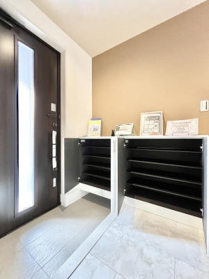 ���̑����ρ@�ݔ����Q�����������Ղ���[�ł���V���[�Y�{�b�N�X�ŉƑ��S���̌C���A���ւ�������B  