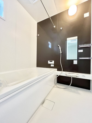 �����@�����`Bath Room�`�@�������������͋C�̗����Ŗ����Ɍ����ă��t���b�V���B���������@�\���t���Ă���̂ŗׂ̐���@�u����Ő􂢏オ�������󕨂��A�J�̓����V�C���C�ɂ������������邱�Ƃ��\�ł��B