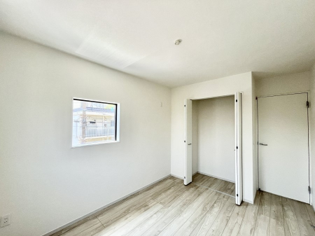 �Q���@�����`Bed Room�`  �S�����ɂ͎��[�N���[�[�b�g�������I���i�g���̂��m���⏬���͂������A�G�ߕ��̂��m���Ȃǂ���������Ɛ������ڂ����܂������܂��B  ������Ԃ��L���g�p�ł��܂��ˁB