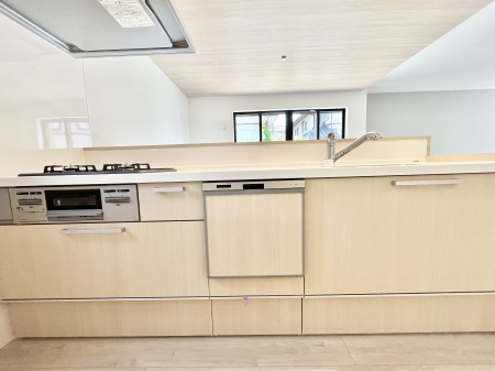 �L�b�`���@�����`Kitchen�`�@��b���e�ރ��r���O�A�������������Ȃ�L�b�`���B�Ƃ́A�������������ł͂Ȃ��A��炵��������A���K�ɂ���ꏊ�B�Ί�̖����A���炬�̓��X�̂��߂ɁA�ŐV�̐ݔ��E�d�l���̗p�B