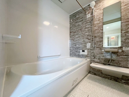 �����@�����`Bath Room�`�@�������������͋C�̗����Ŗ����Ɍ����ă��t���b�V���B���������@�\���t���Ă���̂ŗׂ̐���@�u����Ő􂢏オ�������󕨂��A�J�̓����V�C���C�ɂ������������邱�Ƃ��\�ł��B