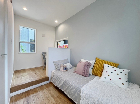 ���̑����ρ@�����`Bed Room�`�@�؂̉����肪�₳�����t���[�����O�͈��炬�������炷�v���C�x�[�g��ԁB����߂̃t���[�����O�ł��̂ŁA�ǎ��Ƃ��}�b�`���A���������X�ɍL�������Ă������ʂ��B