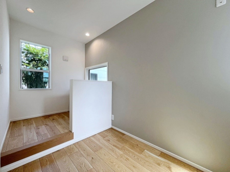 �q�������@�����`Bed Room�`�@�q�������͂��q�l�ɂƂ��đ�Ϗd�Ȗ���������܂��B�q����l�ŉ߂�����Ԃ�^���邱�ƂŁA�h���׋����Ԃ����R�Ƒ����܂����畔���̕Еt����|���Ȃǂ��������ƂɌq����܂��B