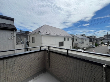 �o���R�j�[�@�����`Balcony�`  �傫�ȋ�Ɉ͂܂ꂽ�C�����̂����ƁB  �o���R�j�[��`�������ň��|�I�ȊJ�����ɕ�܂�܂��B  �o���R�j�[�͗z���������݂��z�c����󕨂��C�����悭�������Ƃ��ł��܂��B