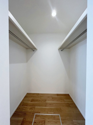 ���̑��@�����`Walk-in Closet�`�@��������̗m���������Ă��V���ɂȂ�ɂ����E�H�[�N�C���N���[�[�b�g�B�m���ȊO�ɂ��A���i�g��Ȃ��Ɠd��X�[�c�P�[�X�A�X�g�b�N�i�Ȃǉ��ł��Еt����������Ԃł��B