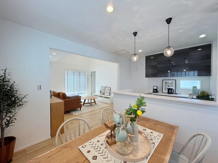 ���r���O�@�����`Living�`�@�Ƒ��̈�̊�����������L�X�Ƃ����X�y�[�X�B�Ƒ��Ɖ߂������Ԃ��؂ɂ�����Ƀs�b�^���̂�Ƃ�̏Z��Ԃł��B���q�l���������Ă����S���Č����܂��B�Ƒ��̏΂��������ɂ��ڂɕ����т܂��B