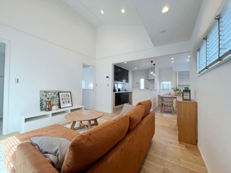 ���r���O�@�����`Living�`�@�����ɂ݂͂�Ȃ��W���A�H���Ɗy������b���n�܂�B�b�ɖ����ɂȂ肷���āA��������Y��锼�߂��ɂȂ��Ă��܂��B����ȑ��̊Ԃ̍K�������������Ă����ꏊ�ł��肽���B