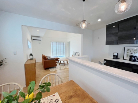 ���r���O�@�����`Living�`  �Ƒ��̐H����c���̂ق��A�q�ǂ���V�΂�����A�F�l���������肷��LDK�͏Z�܂��̒��S�B  �����ԉ߂����ꏊ������A���̋�Ԃ͏Z�܂��S�̂̋��S�n�����E���܂��B