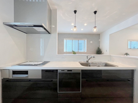 �L�b�`���@�����`Kitchen�`�@��b���e�ރ��r���O�A�������������Ȃ�L�b�`���B�Ƃ́A�������������ł͂Ȃ��A��炵��������A���K�ɂ���ꏊ�B�Ί�̖����A���炬�̓��X�̂��߂ɁA�ŐV�̐ݔ��E�d�l���̗p�B