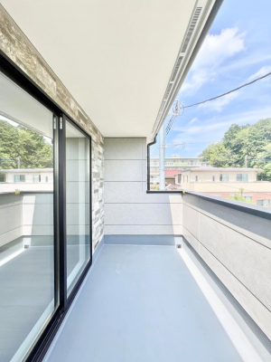 �o���R�j�[�@�������Q�������`Balcony�`�@�傫�ȋ�Ɉ͂܂ꂽ�C�����̂����ƁB�o���R�j�[��`�������ň��|�I�ȊJ�����ɕ�܂�܂��B�o���R�j�[�͗z���������݂��z�c����󕨂��C�����悭�������Ƃ��ł��܂��B