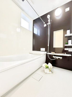 �����@������No.4���`Bath Room�`�@���t���̃o�X���[���́A�̌������薾�邭�C�����̗ǂ���Ԃł��B�������邱�ƂŁA���C�����ǍD�B������芰����o�X���[���ŁA�����̃o�X�^�C�����y���݂ɂȂ肻���ł��B