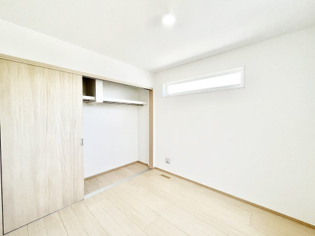 �Q���@������No.4���`Bed Room�`  �S�����ɂ͎��[�N���[�[�b�g�������I���i�g���̂��m���⏬���͂������A�G�ߕ��̂��m���Ȃǂ���������Ɛ������ڂ����܂������܂��B  ������Ԃ��L���g�p�ł��܂��ˁB